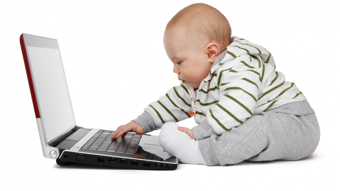 baby-using-a-laptop